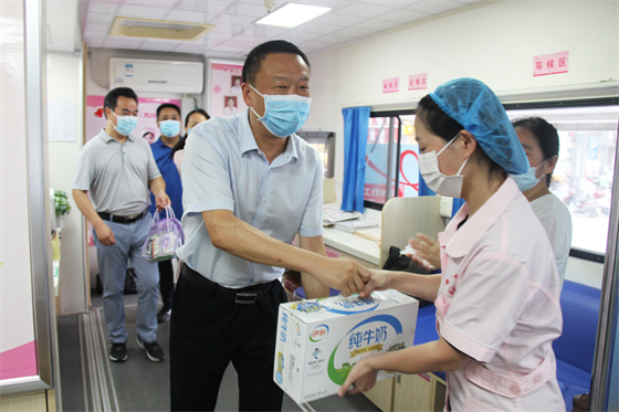 戰(zhàn)高溫 斗酷暑 守崗位 保供應(yīng) ——安康市中心血站開(kāi)展夏季慰問(wèn)活動(dòng)