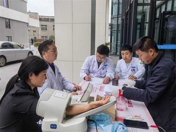 一“臂”之力，踐行醫(yī)者擔(dān)當(dāng)——安康市中心血站聯(lián)合漢濱區(qū)第三人民醫(yī)院開(kāi)展無(wú)償獻(xiàn)血活動(dòng)