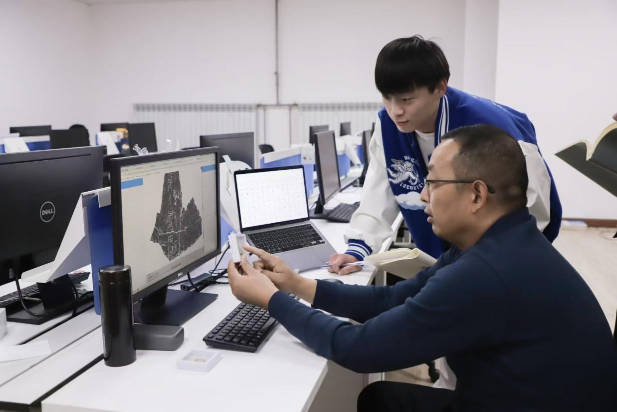 安陽(yáng)師范學(xué)院甲骨文信息處理教育部重點(diǎn)實(shí)驗(yàn)室，劉永革正在給學(xué)生講甲骨文。受訪者供圖