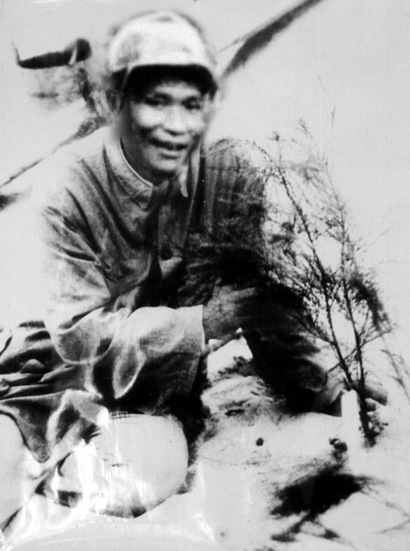 谷文昌與試種成活的木麻黃（資料照片）。