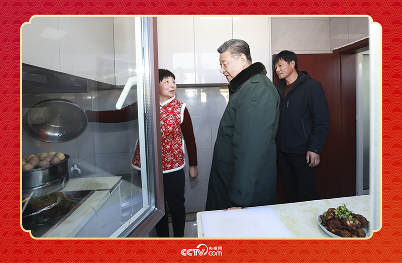 2025年春節(jié)前夕，習(xí)近平總書記在遼寧葫蘆島市綏中縣明水滿族鄉(xiāng)祝家溝村考察時，走進(jìn)村民朱西存家看望。