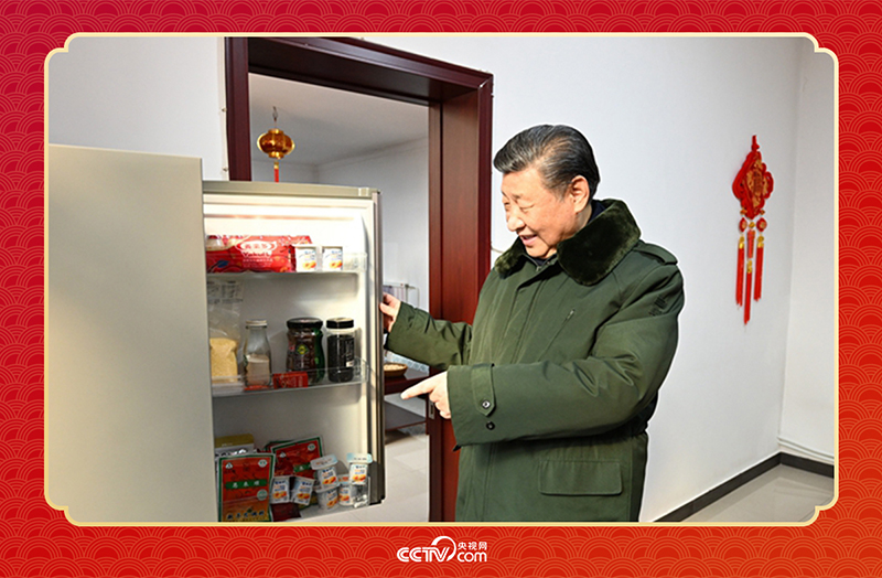 2024年春節(jié)前夕，習(xí)近平總書記在天津第六埠村考察時，走進(jìn)村民杜洪剛家看望。