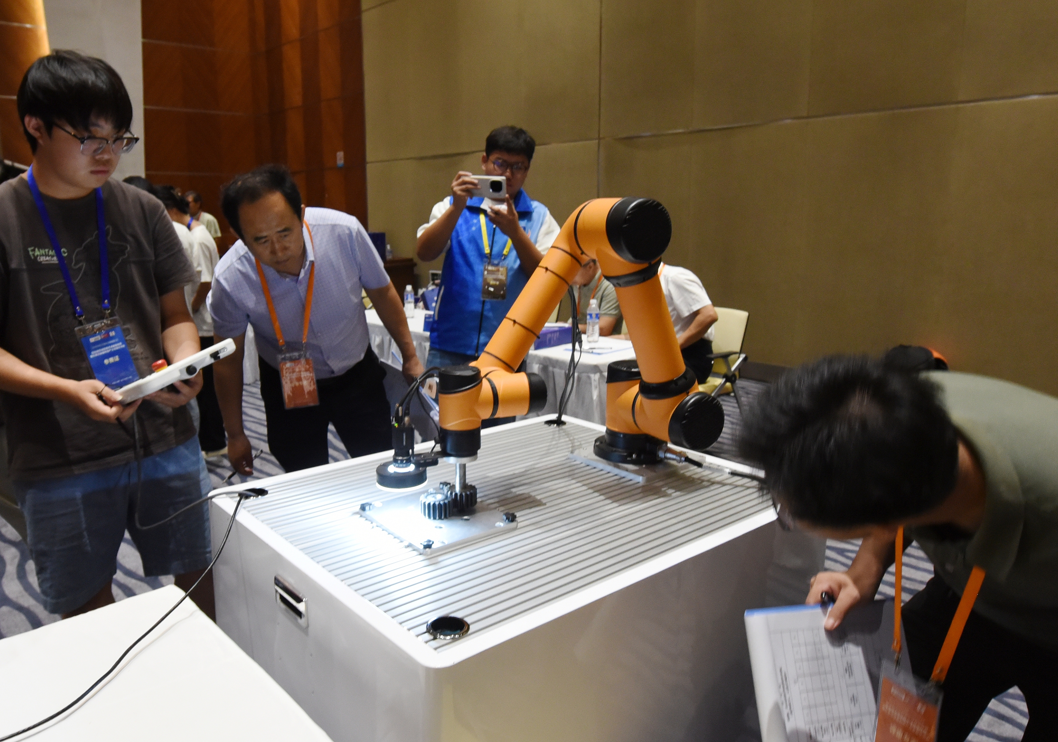 2025年中國大學(xué)生機(jī)械工程創(chuàng)新創(chuàng)意大賽智能精密裝配賽京津冀魯聯(lián)賽現(xiàn)場，評委對參賽選手進(jìn)行實(shí)操調(diào)試評比。