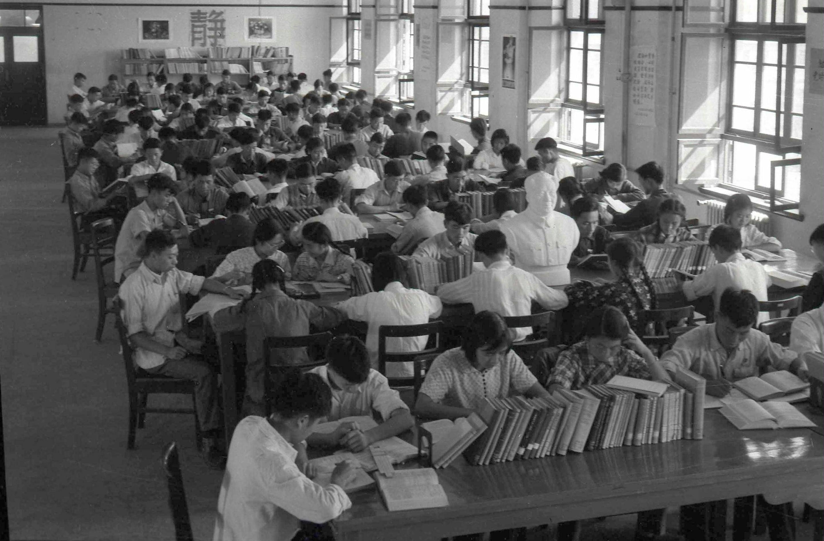 1959年，學(xué)生們?cè)谖鬟w后的交大校園圖書館閱覽室內(nèi)學(xué)習(xí)（資料照片）。
