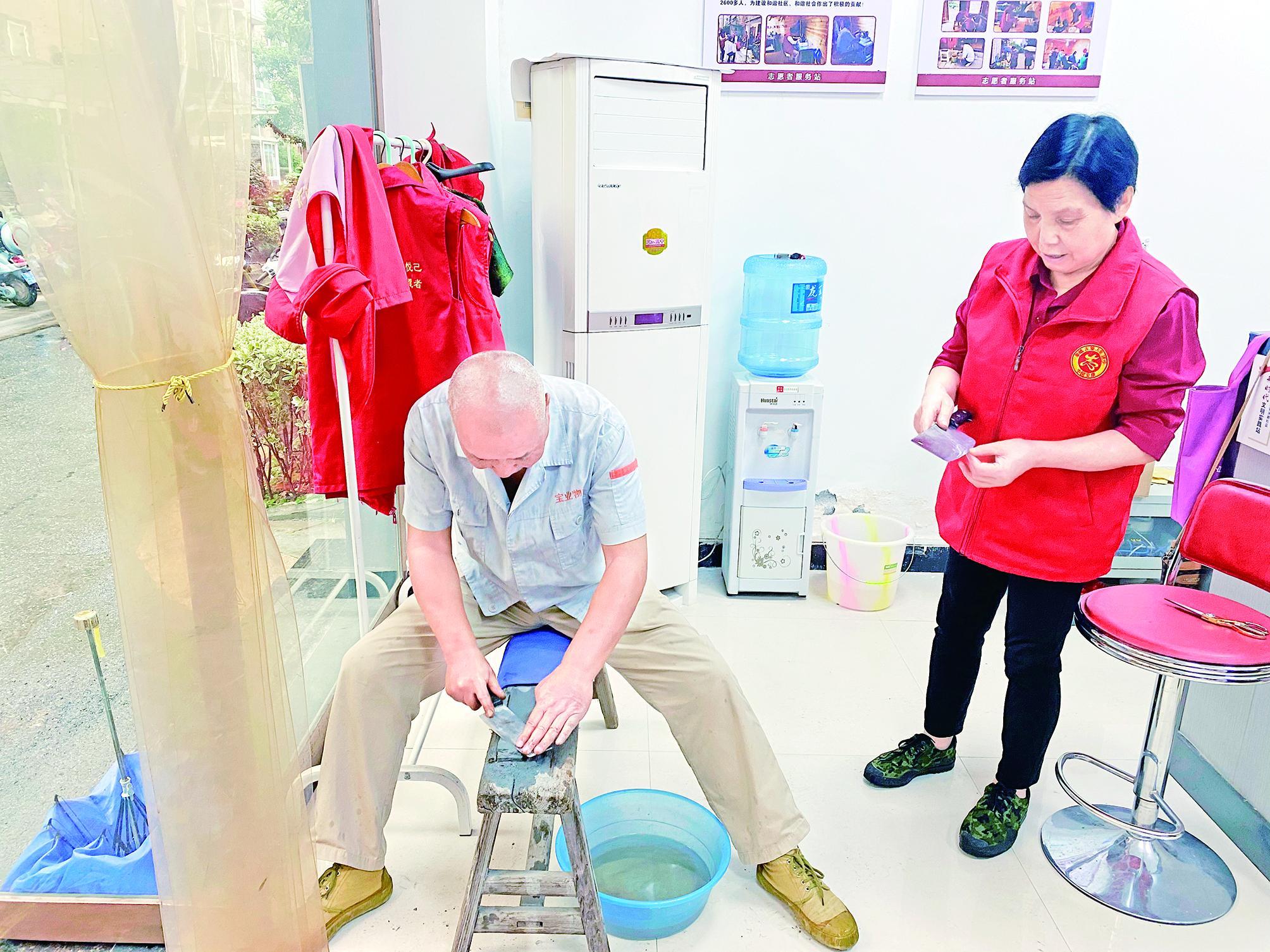 安火路社區(qū)愛心驛站為群眾提供磨剪刀等暖心服務