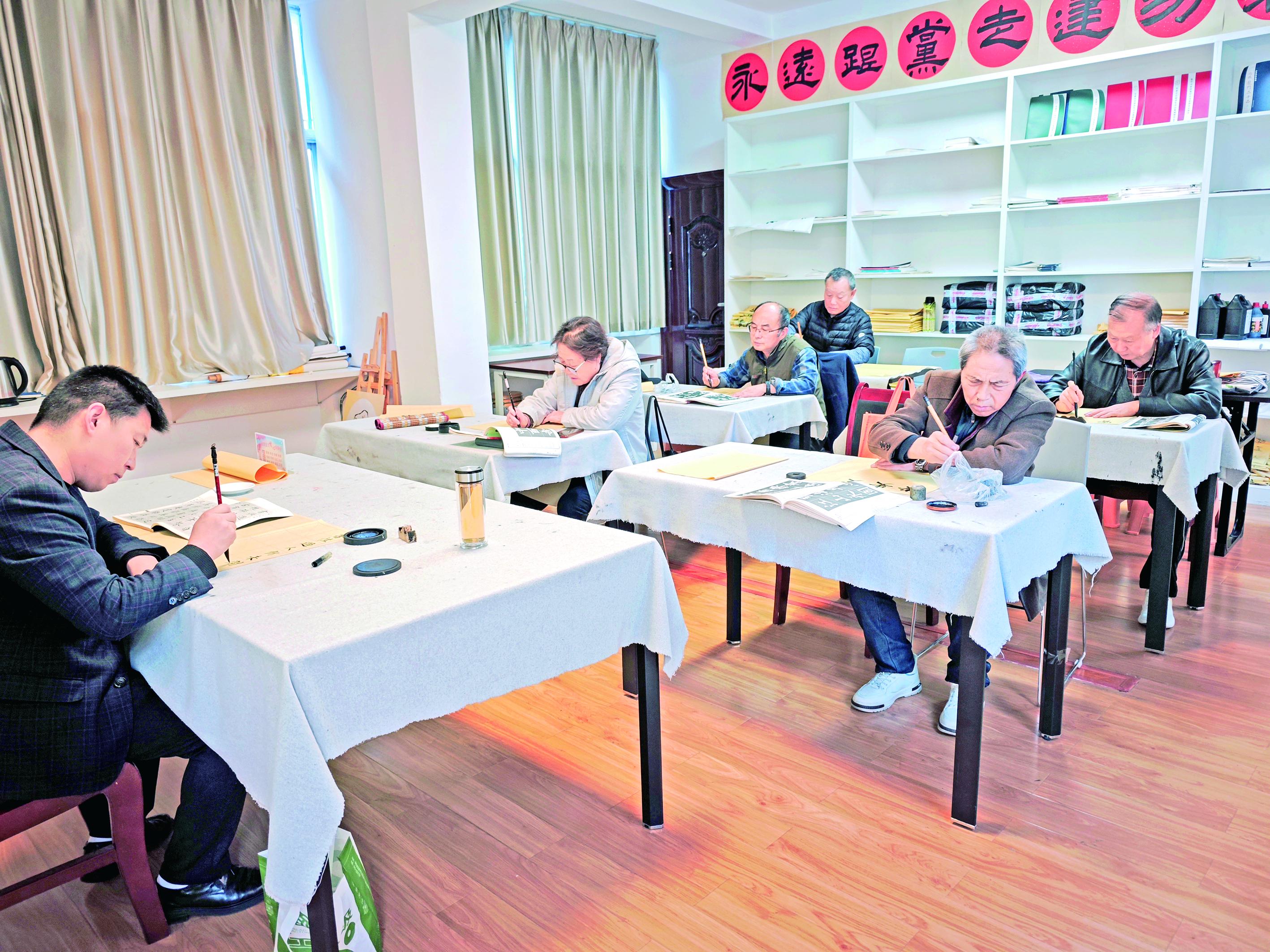育才社區(qū)老年大學開設書法班
