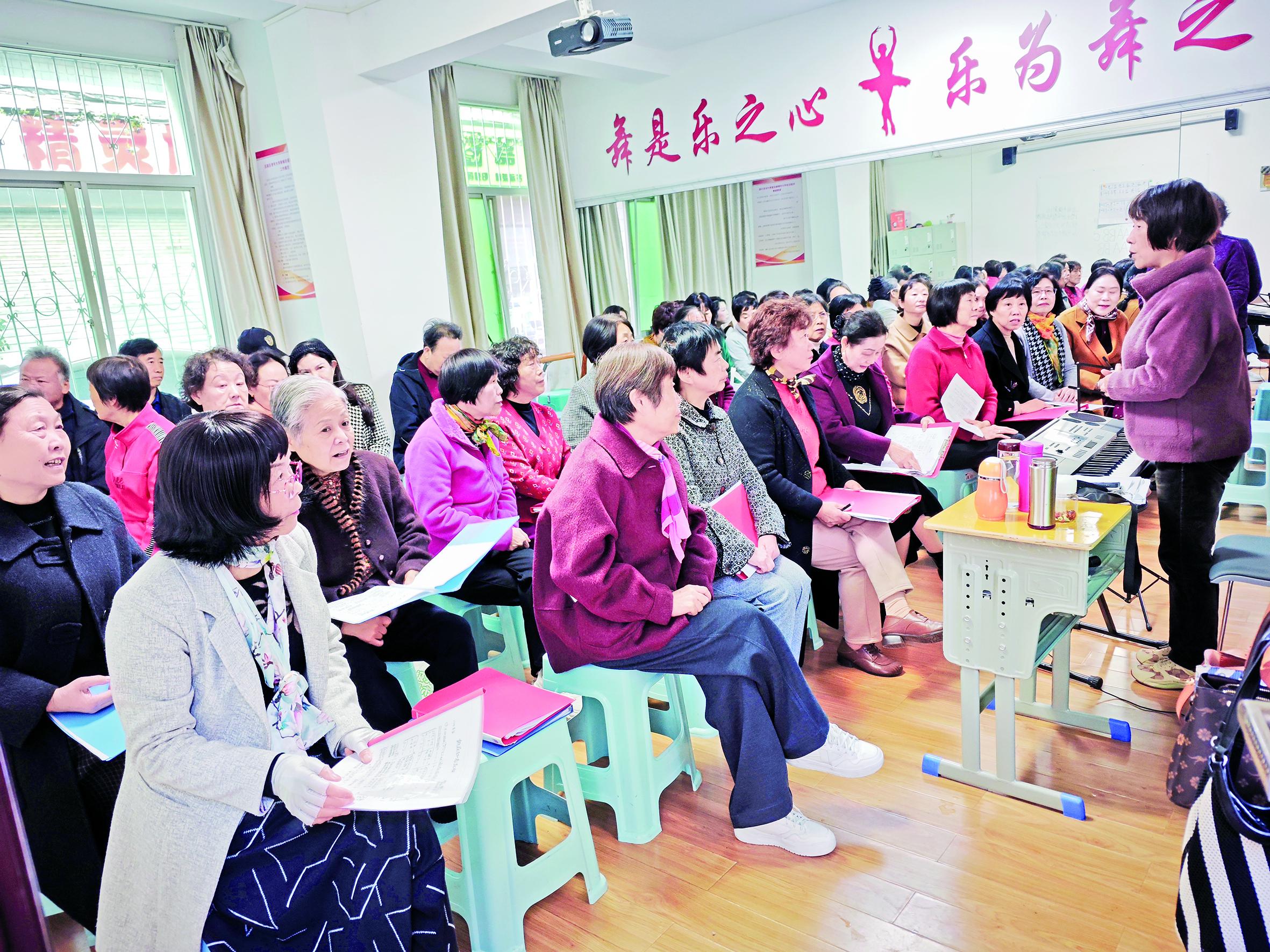 居民在育才社區(qū)老年大學聲樂班上課