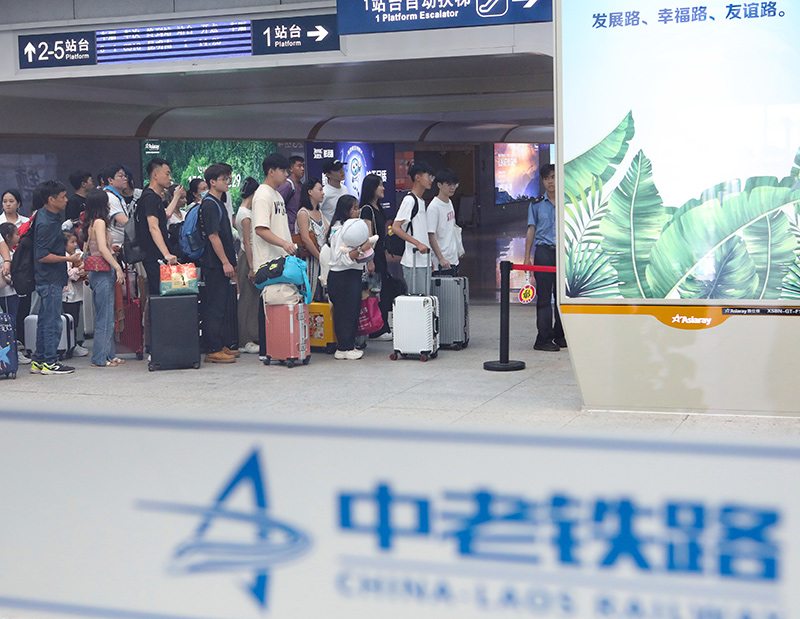 在云南景洪市的中老鐵路西雙版納站，旅客有序進(jìn)入站臺乘車（2023年10月5日攝）。