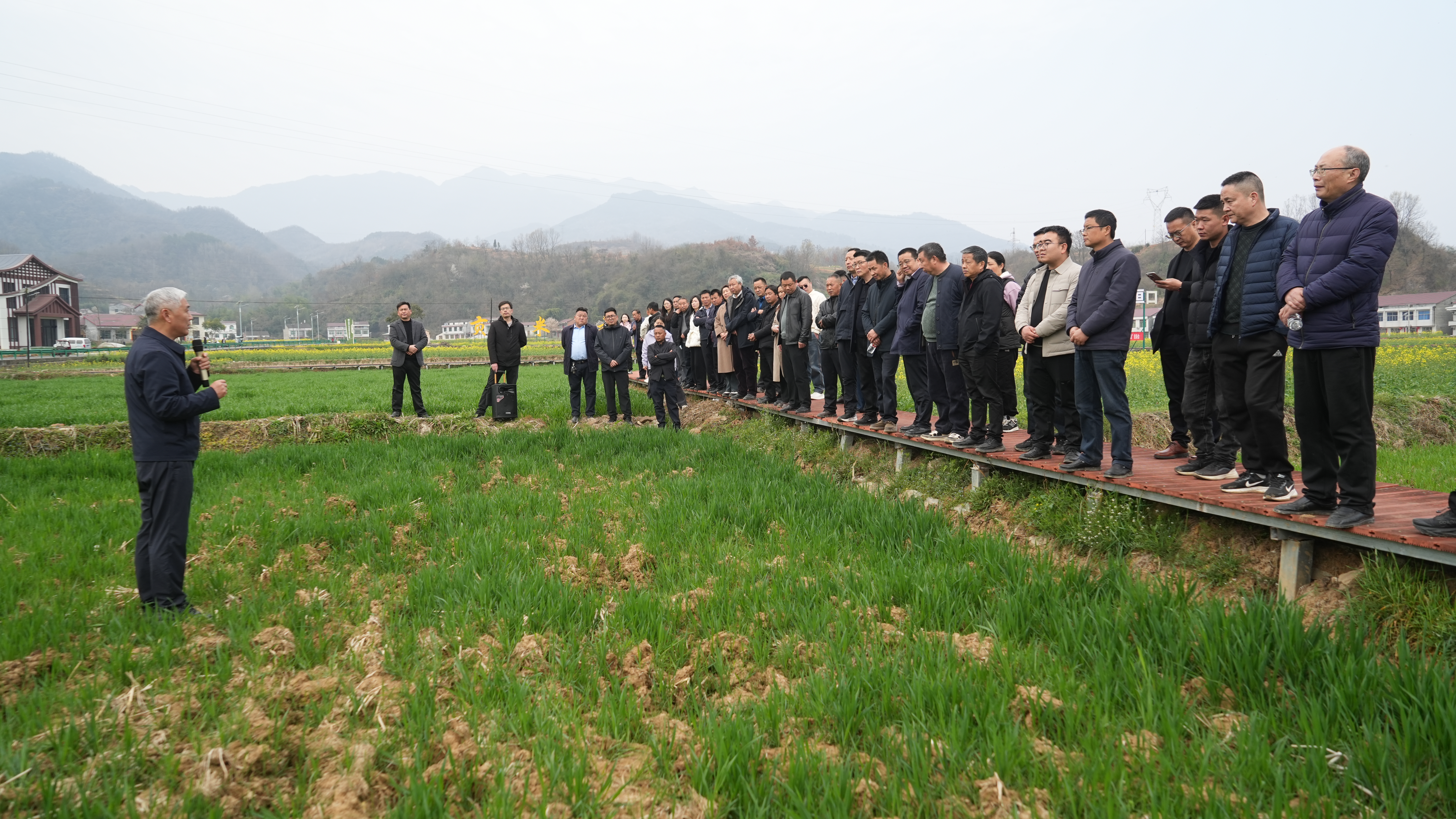 李增義在地頭為種植戶講授病蟲害防治知識