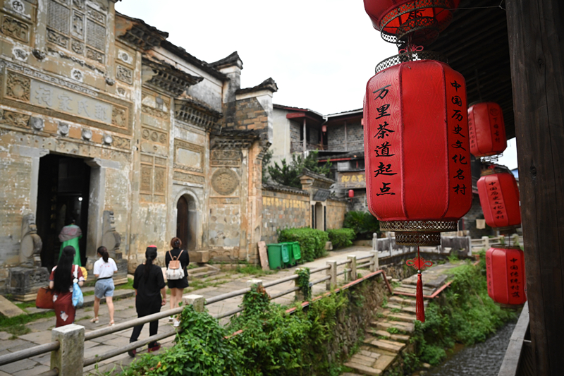 2023年9月5日，游客在福建武夷山下梅村參觀。