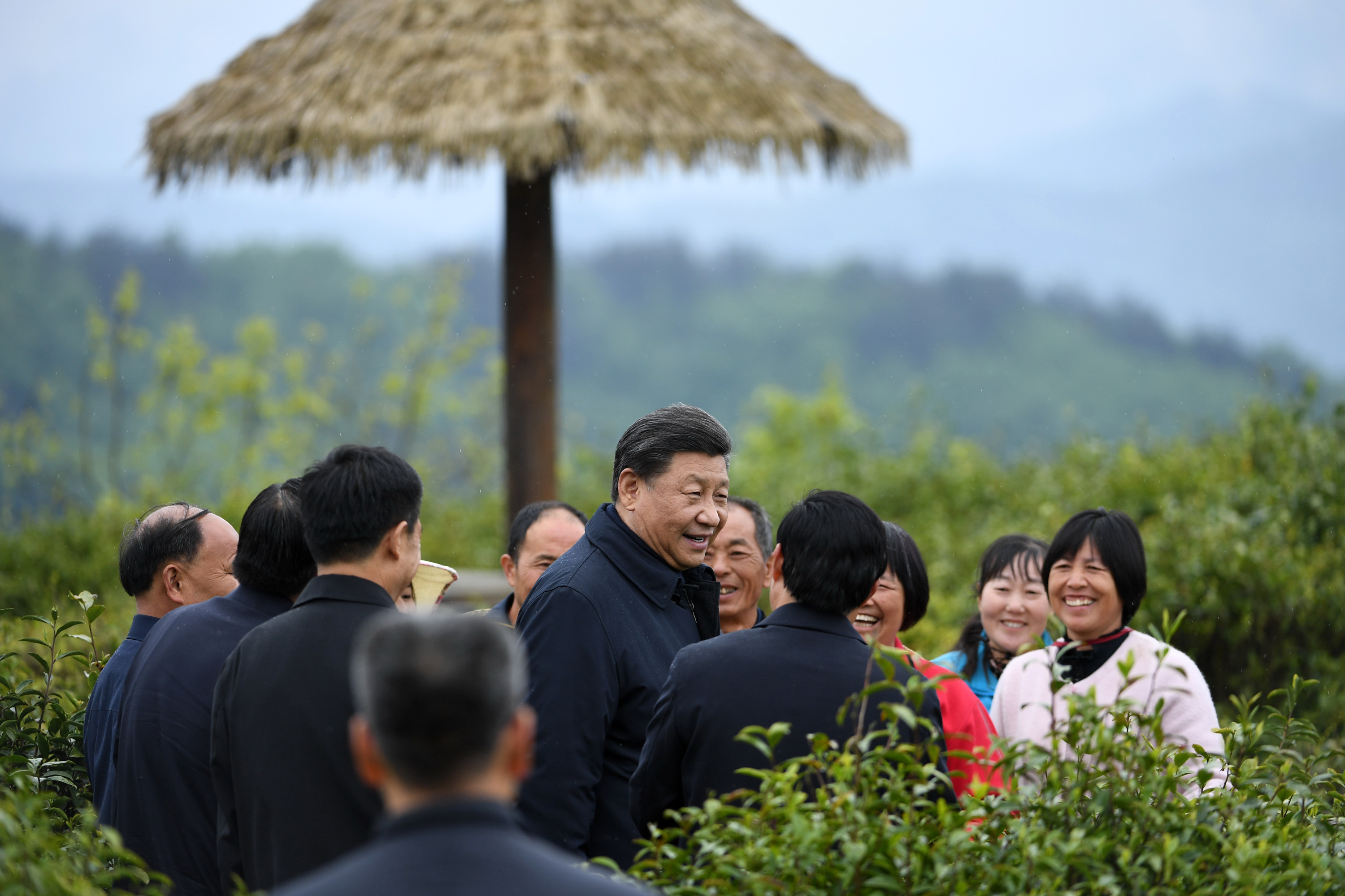 2020年4月21日，習近平在安康市平利縣老縣鎮(zhèn)蔣家坪村女媧鳳凰茶業(yè)現(xiàn)代示范園區(qū)，同茶農(nóng)們親切交談。